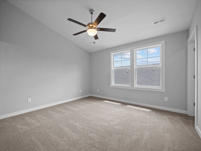Building Photo - Large 3 story townhome near beach with com...