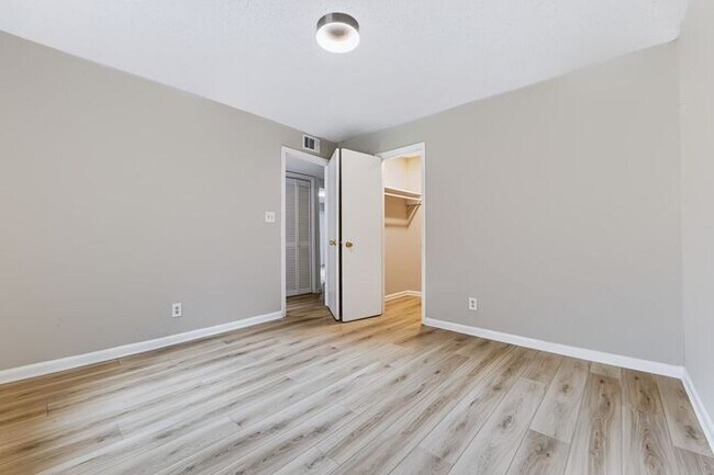 Building Photo - 1637 Line Cir