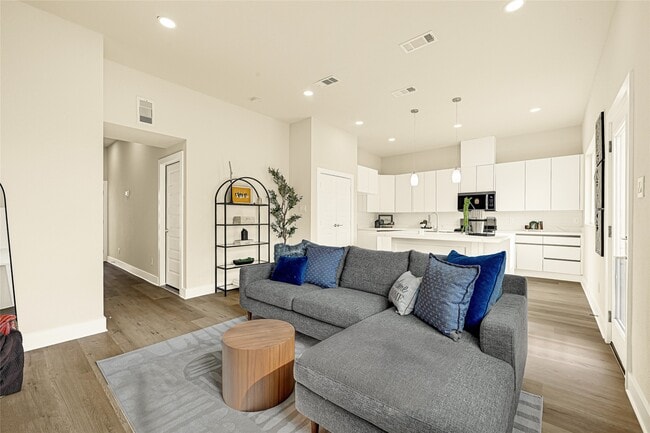 Building Photo - 706 Savonna