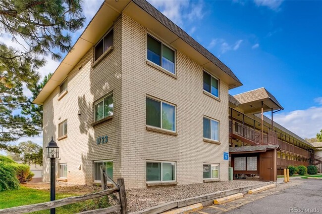 Building Photo - 3 Bedroom 2 Bathroom Condo in Applewood-Move in Ready!