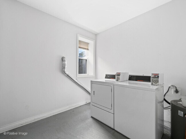 Building Photo - 2441 N Harding Ave