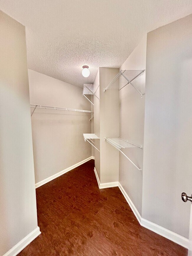 Building Photo - Beautiful 3 Bedroom, 2 Bath Home – Freshly Updated & Move-In Ready!