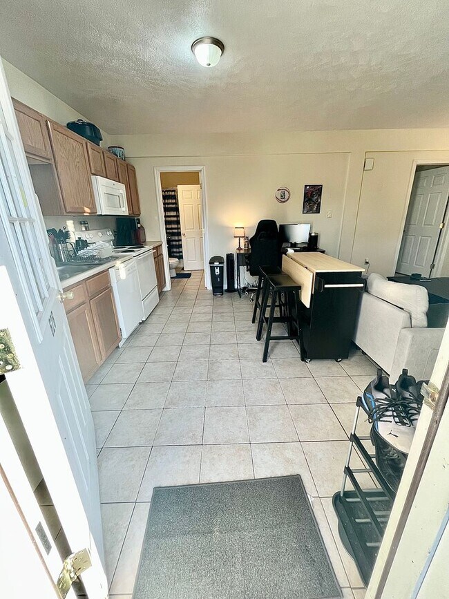 Building Photo - 626-628 Valentine St