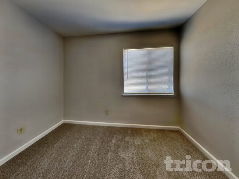 Building Photo - 213 Jana Way