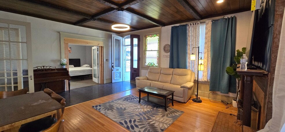 Building Photo - 1718 Capouse Ave