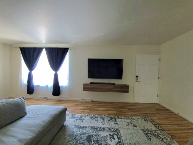 Building Photo - West 20th Apartment in Great Location