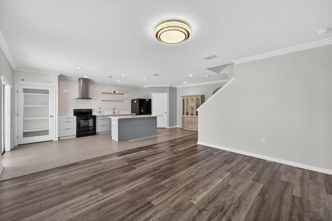 Building Photo - Stunning 5 bed/ 2 bath