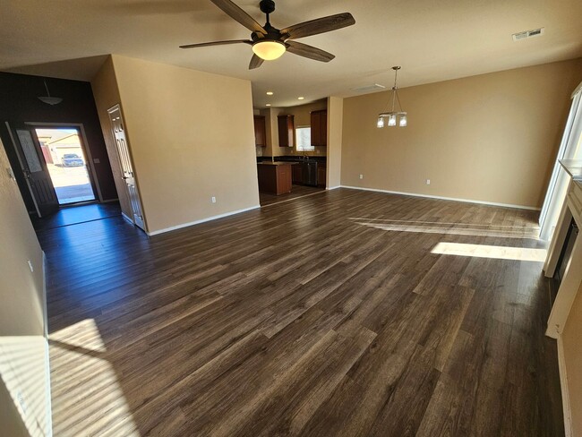 Building Photo - Large 4 bdrm/2 bath home in Desert Lakes G...