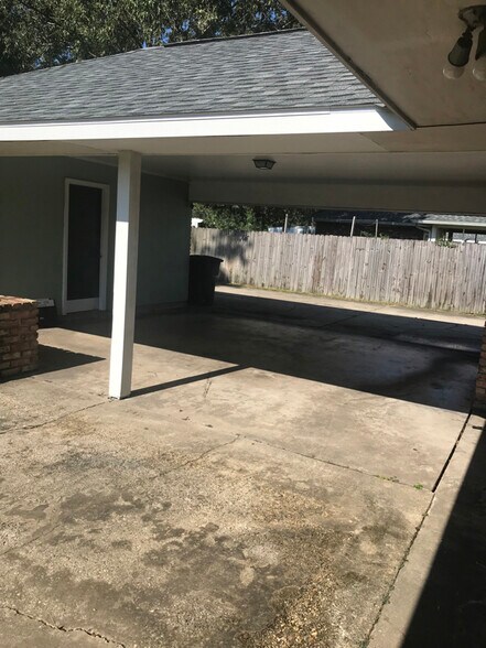 Building Photo - 15016 Lynbrook Dr