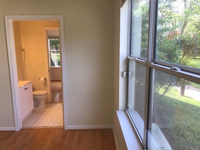 Building Photo - 10018 Vanderbilt Cir