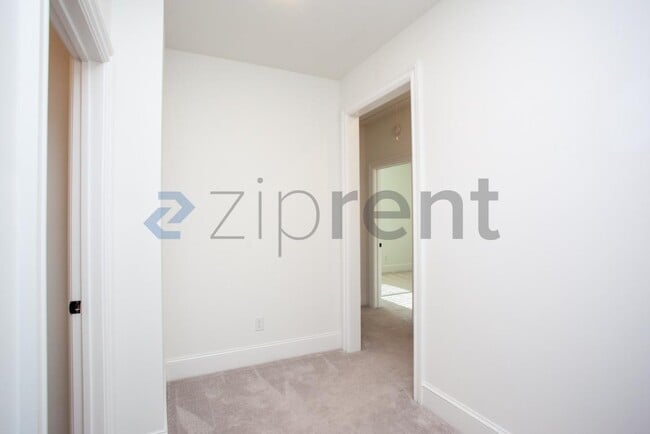 Building Photo - Unit