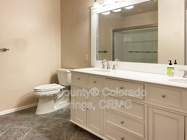 Building Photo - 550 Manor Ct
