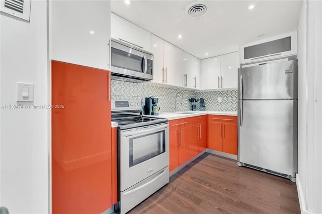 Building Photo - 5555 Collins Ave