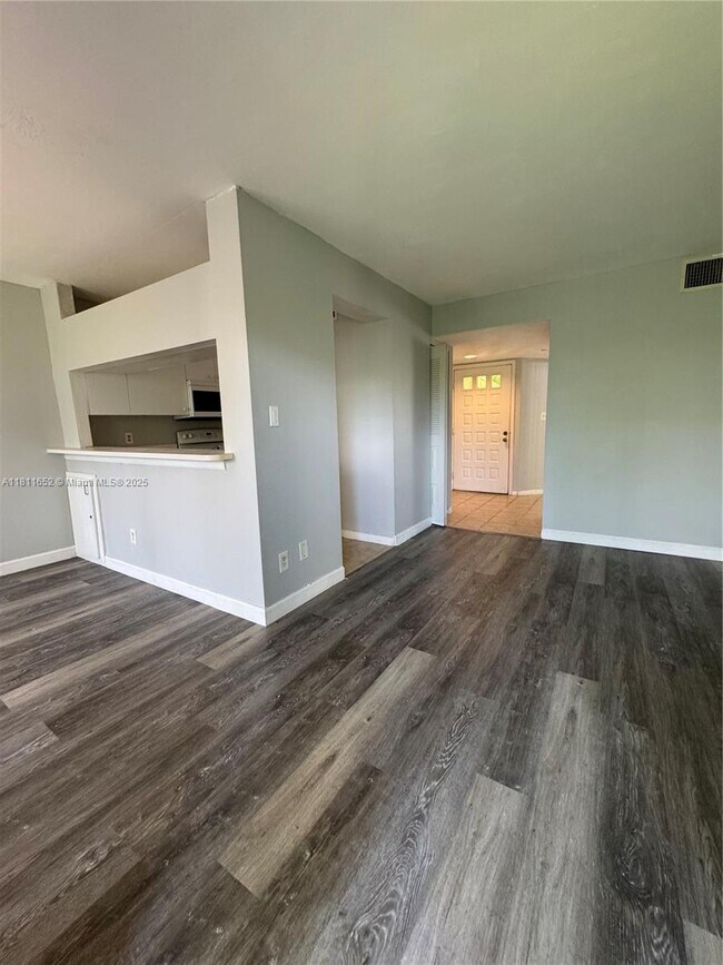 Building Photo - 905 Coral Club Dr