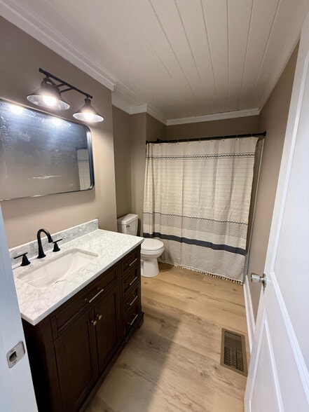 Building Photo - 1105 E 5th St