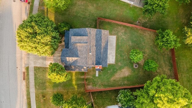 Building Photo - **BE THE LUCKY ONE TO LIVE IN THIS UPDATED NASHVILLE/ BELLEVUE HOME**