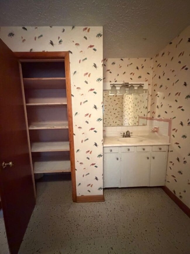 Building Photo - Maryville City  37801 - 3 bedroom, 2.5 bath home - Contact Debra Johnson (865) 591-8281