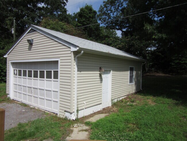 Building Photo - Dinwiddie VA