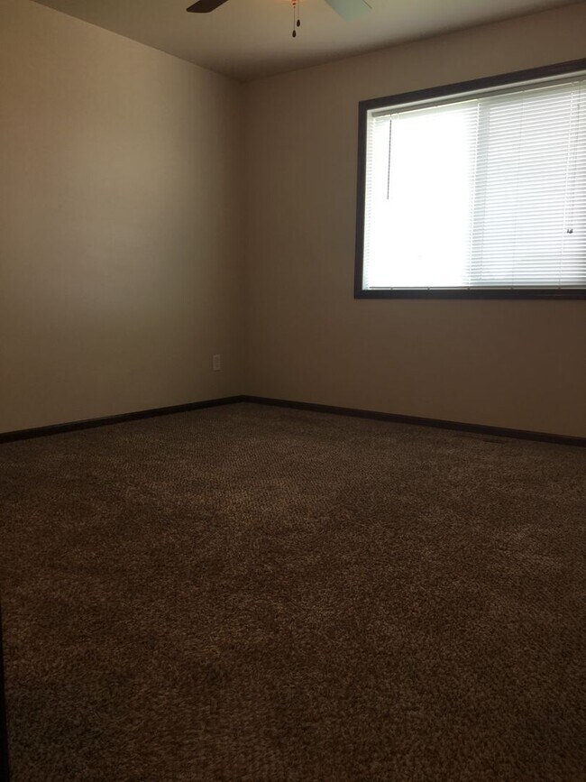 Building Photo - 3 Bed 2 Bath Twin Home