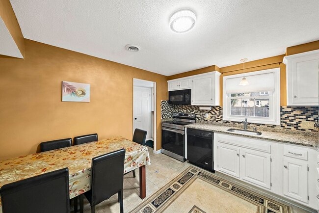 Building Photo - 95 Pilgrim Cir