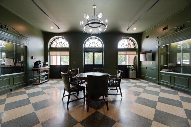 Building Photo - 301 N Mulberry St