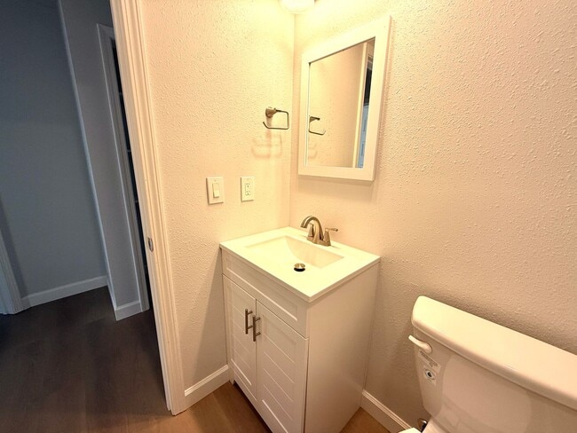 Building Photo - 430 Roanoke St E