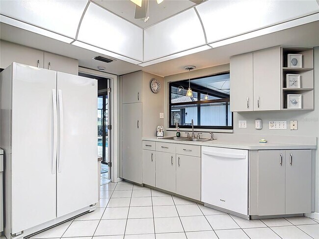 Building Photo - 290 Rotonda Cir