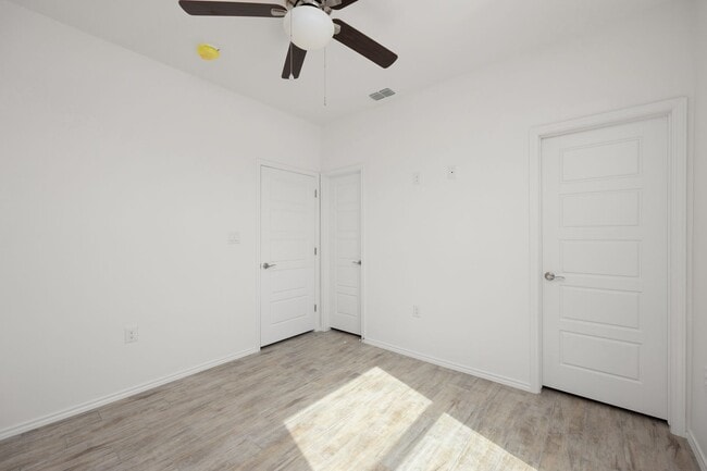 Building Photo - 2328 S Vly Cir