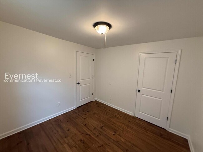 Building Photo - 506 Alpha St S