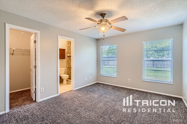 Building Photo - 328 Sir Lawrence Dr
