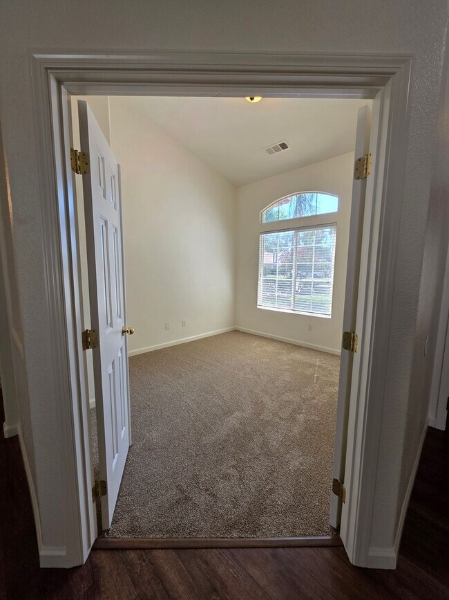 Building Photo - 3 bedroom 2 bathroom in a desirable SE Vis...