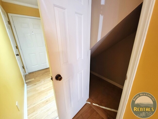 Building Photo - Charming 2BR/1.5BA Townhome Near the Green...