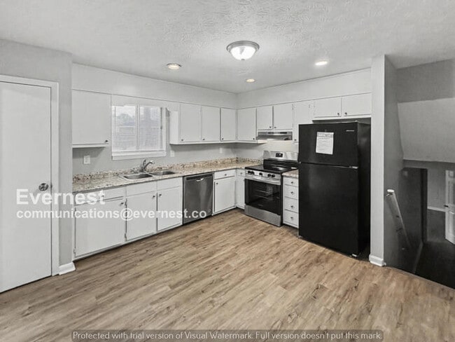 Building Photo - 4 Bed, 2 Bath Home with Garage / Pet-Friendly / Available Now!