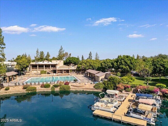 Building Photo - 5200 S Lakeshore Dr