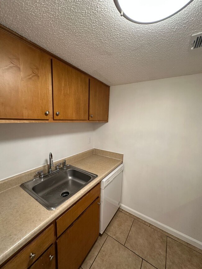 Building Photo - Condominium in Greenbrier! Near University of Memphis!