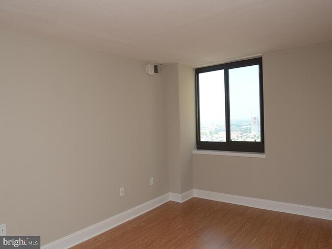 Building Photo - 1420 Locust St