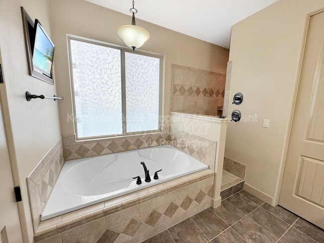 Building Photo - 3349 N Justin Ave