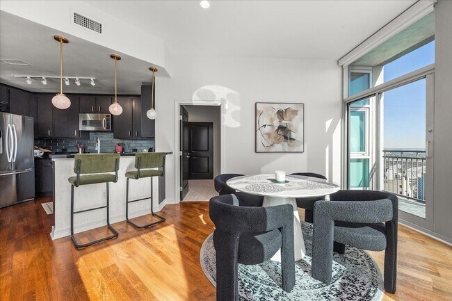 Building Photo - 500 Throckmorton St