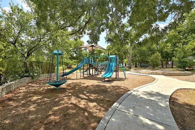 Building Photo - 910 Bret Ln
