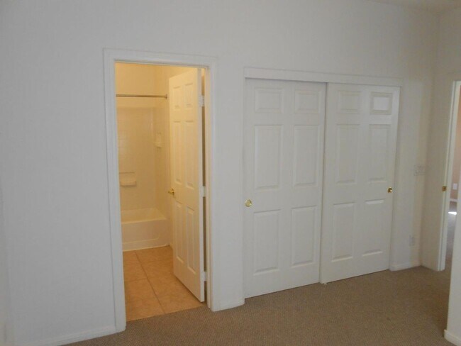 Building Photo - Spacious 2 Bedroom Home near Cactus and Ma...