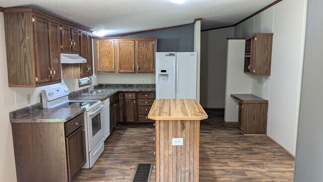 Building Photo - Newly renovated gem located at Earl Lake i...