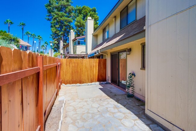 Building Photo - Downtown Vista Townhome, Available Now!