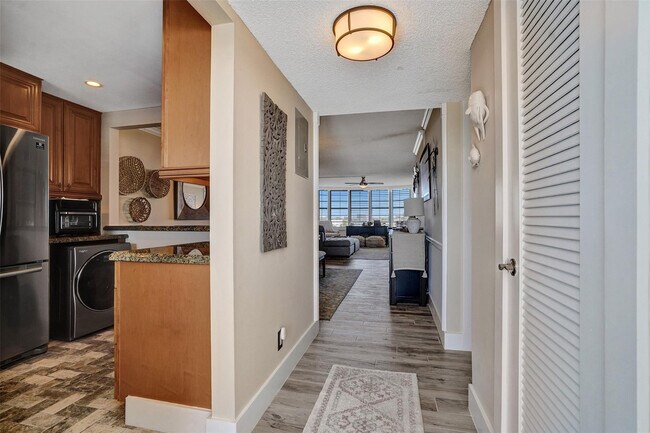 Building Photo - 3051 NE 48th St