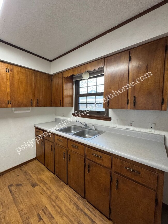 Building Photo - 3 Bedroom, 1 Bath Home on a Corner Lot