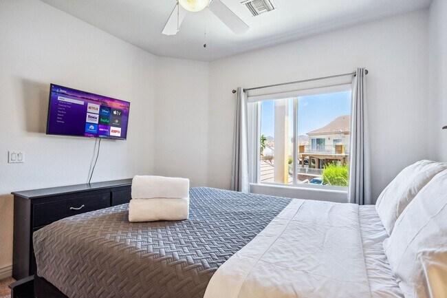 Building Photo - 3 BR + Bonus, Fully furnished, Includes Ut...