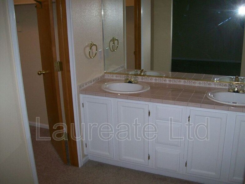 Building Photo - 8521 S Upham Way