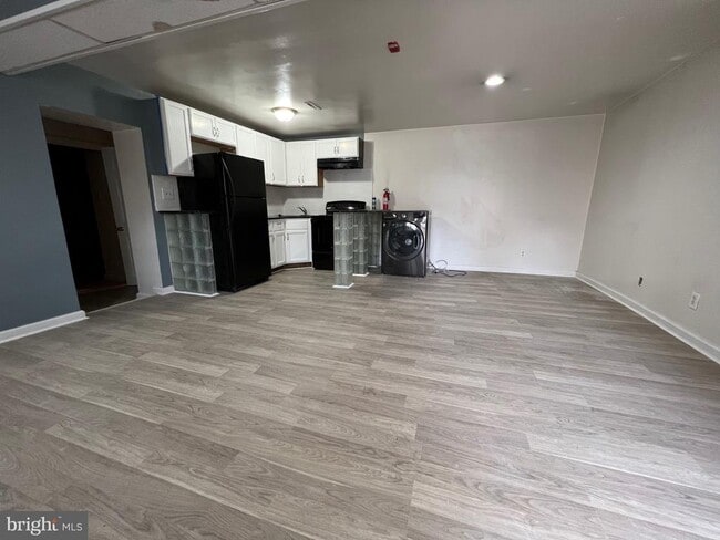 Primary Photo - 515 W Girard Ave