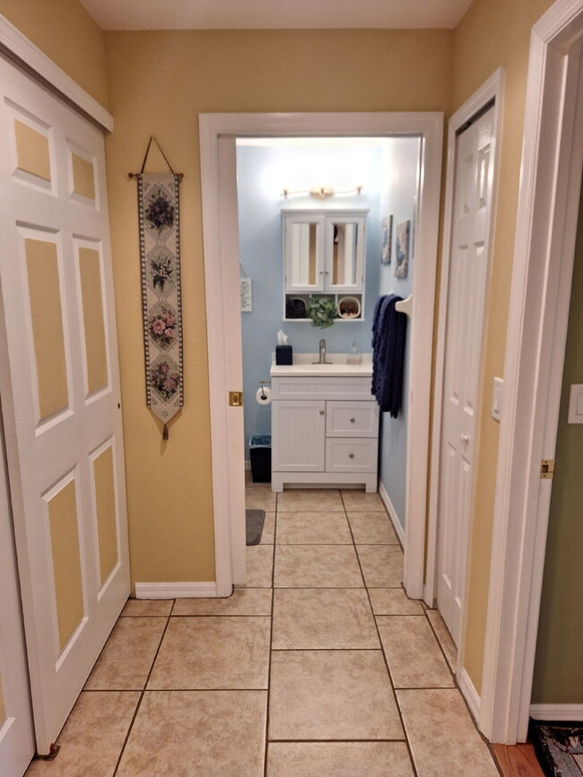 Building Photo - Beautifully upgraded Ground Floor condo wi...