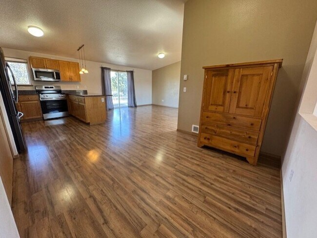 Building Photo - Amazing sunsets just minutes from Bend/Sisters