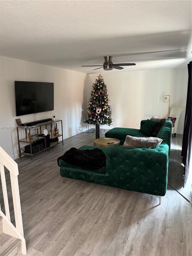 Building Photo - 2563 Lakeview Ct